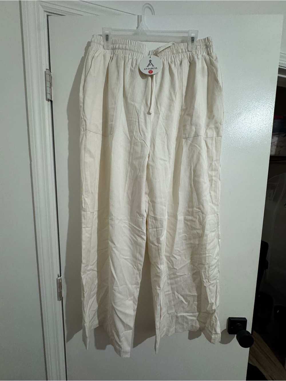 NWT Women’s cream wide leg trousers